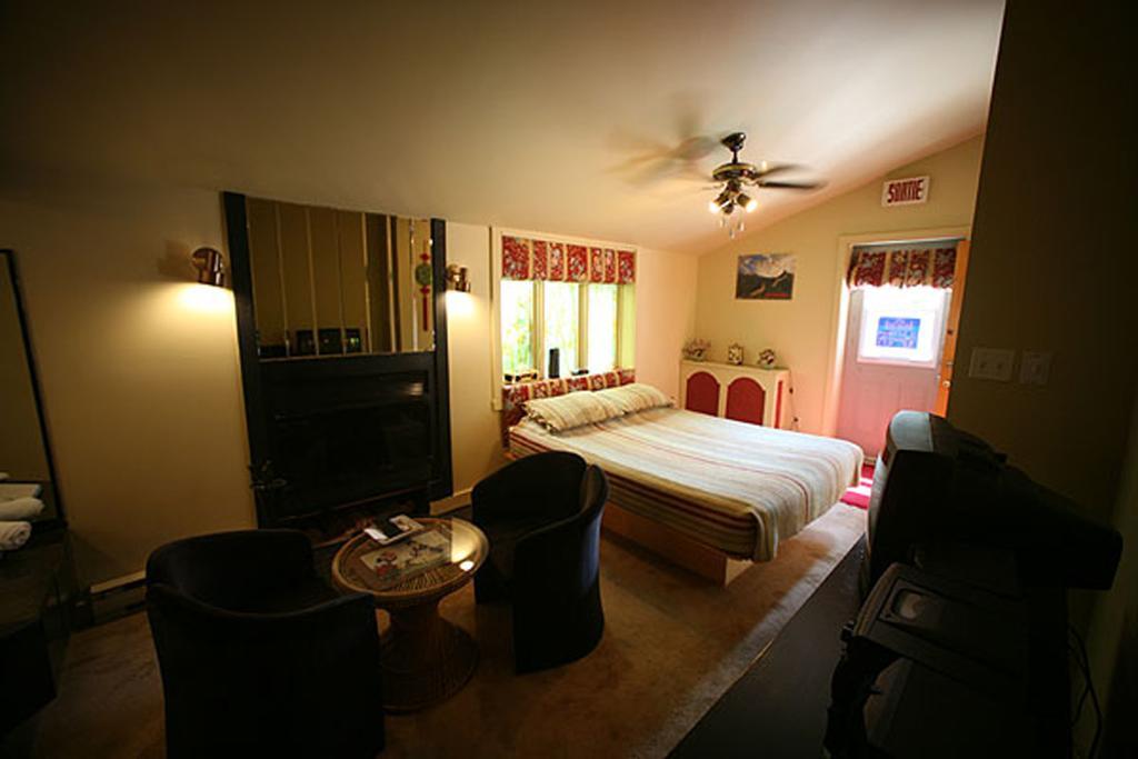Restaurant Auberge Chez Girard Sainte-Agathe-des-Monts Room photo